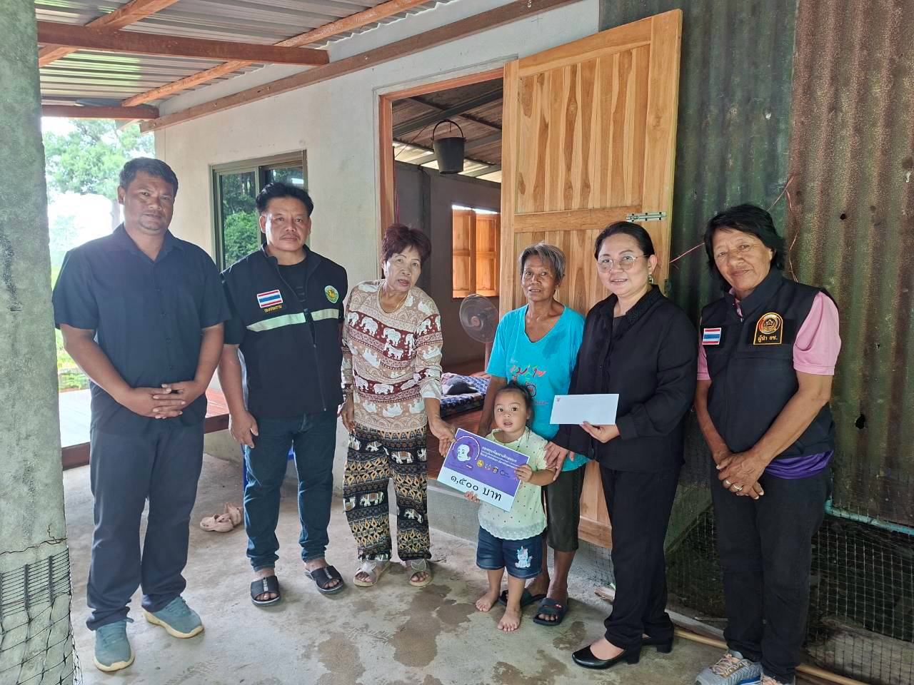 สำนักงานพัฒนาชุมชนอำเภอวังทอง ร่วมกับหน่วยงานภาคีและผู้นำในพื้นที่  ลงพื้นที่มอบทุนอุปการะเด็กกองทุนพัฒนาเด็กชนบท ในพระราชูปถัมภ์สมเด็จพระเทพรัตนราชสุดาฯ สยามบรมราชกุมารี