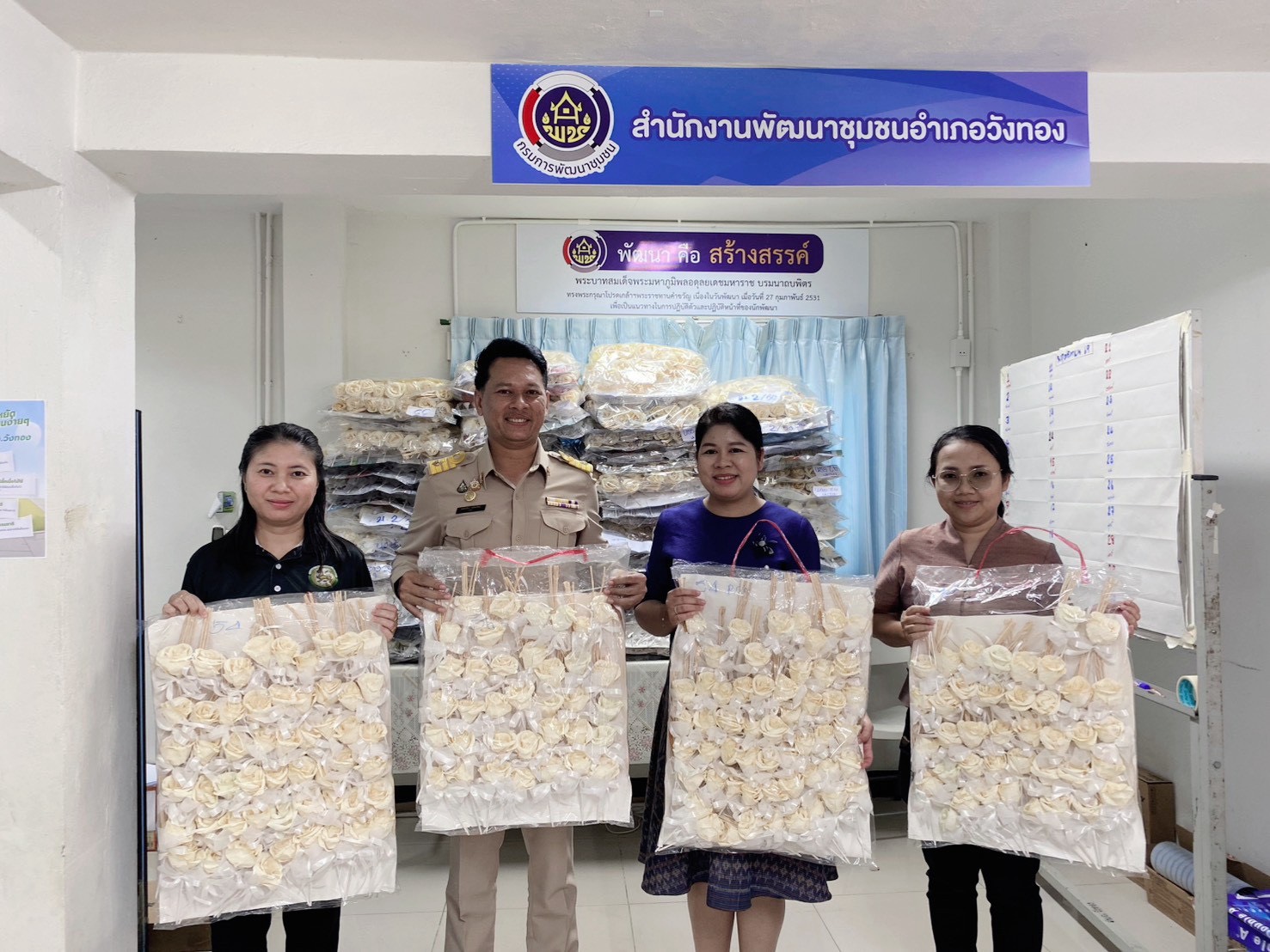 สพอ.วังทอง รับมอบดอกไม้จันทน์จากองค์การบริหารส่วนตำบลท่าหมื่นราม จากพลังการมีส่วนของของผู้นำและประชาชนในพื้นที่ตำบลท่าหมื่นราม 